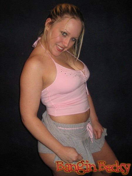 Becky sexy se doigte la chatte sous sa culotte
 #70577251