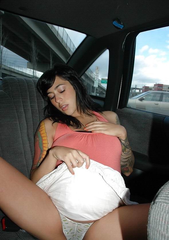 Brune enceinte aux gros seins posant dans la voiture
 #71026334