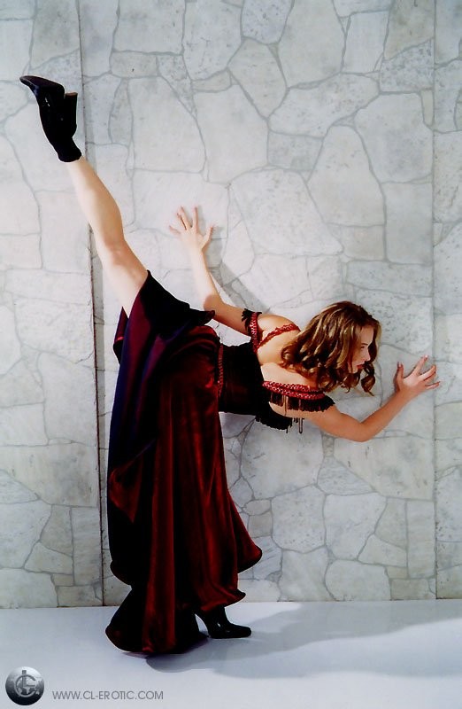 Contortionist in Höschen spreizt ihre Beine weit
 #75081151