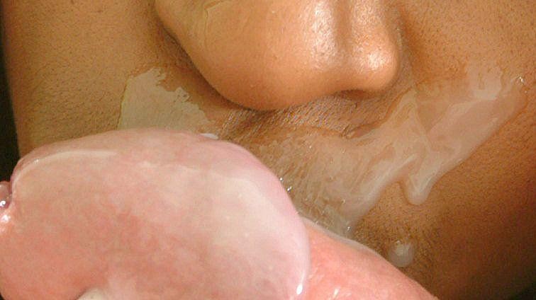 Chupando la polla de una negra cachonda recibiendo un facial caliente
 #73436661