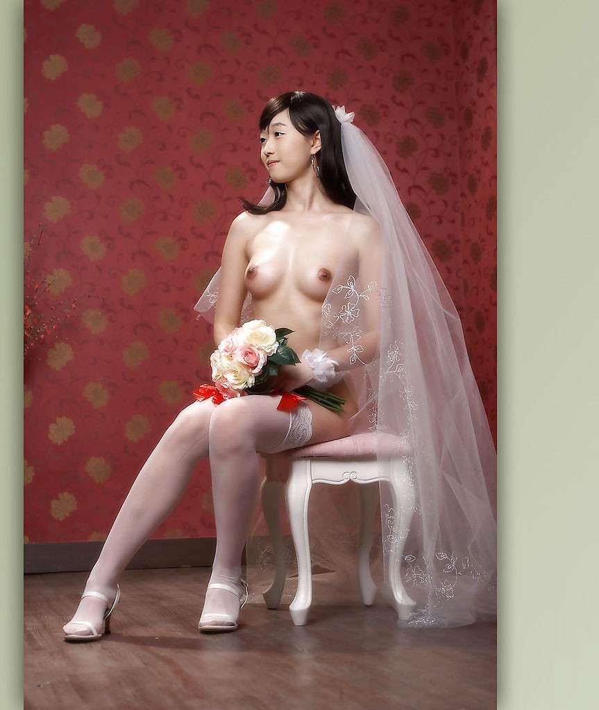 Sexy sposa asiatica in calze bianche
 #69741833