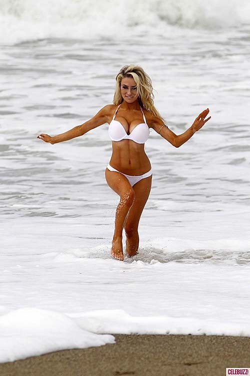 Courtney Stodden esponendo il corpo sexy e culo caldo in bikini bianco
 #75286606