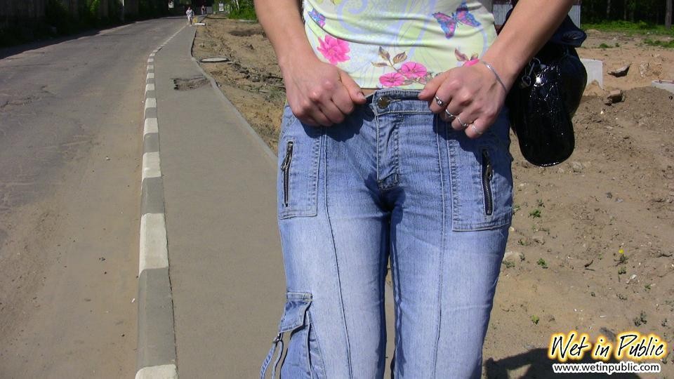 Une bombe à gros seins et aux cheveux longs pisse dans son jean sur la route.
 #73240676