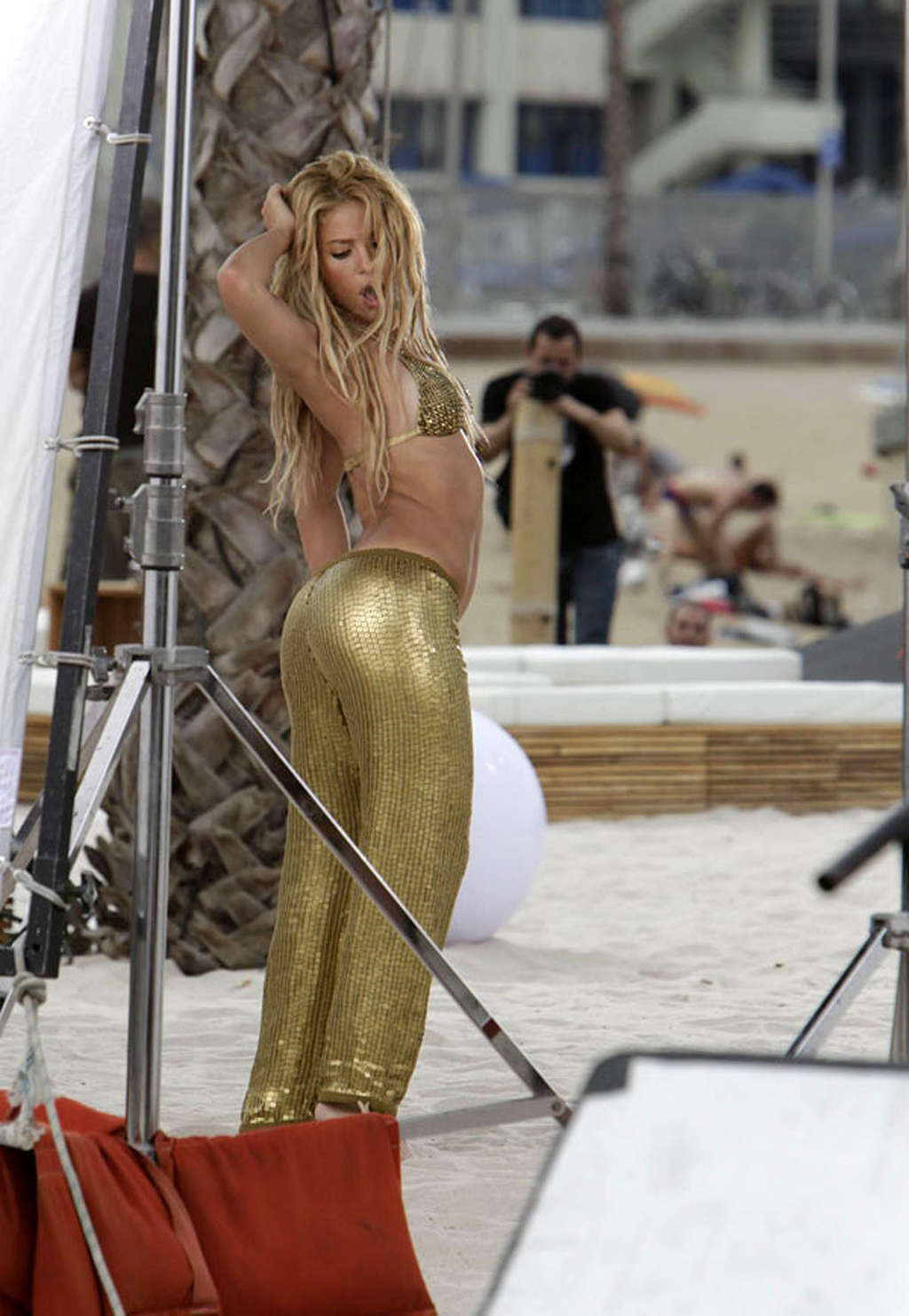 Shakira entblößt ihren verdammt sexy Körper und schöne Bauchmuskeln
 #75335641