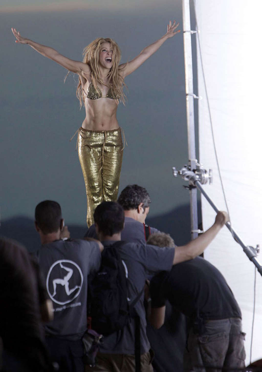 Shakira entblößt ihren verdammt sexy Körper und schöne Bauchmuskeln
 #75335690