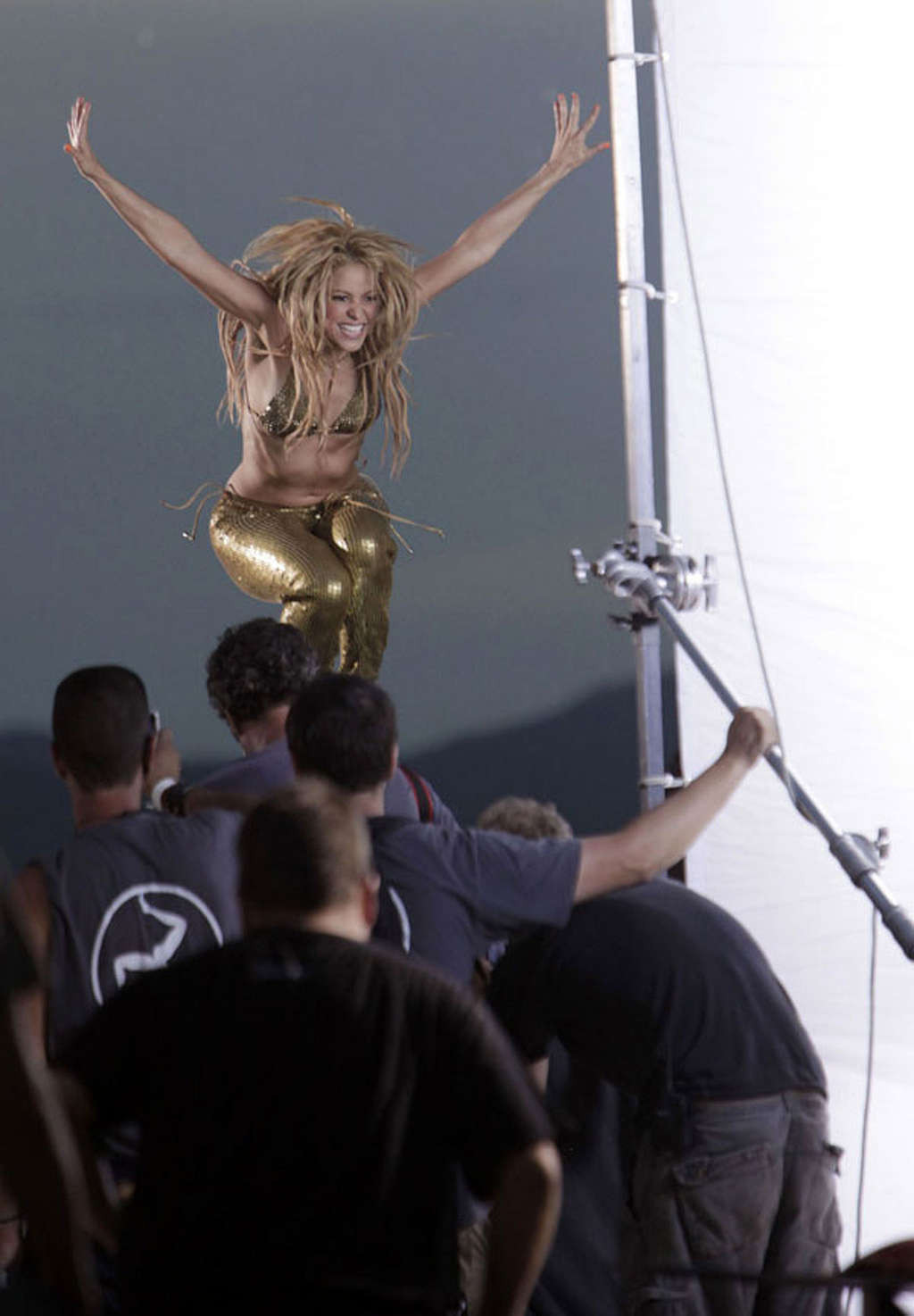 Shakira che espone il suo corpo sexy e bei muscoli addominali
 #75335697