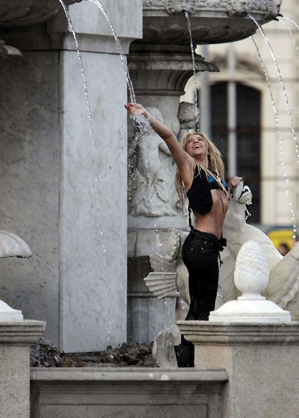 Shakira che espone il suo corpo sexy e bei muscoli addominali
 #75335705