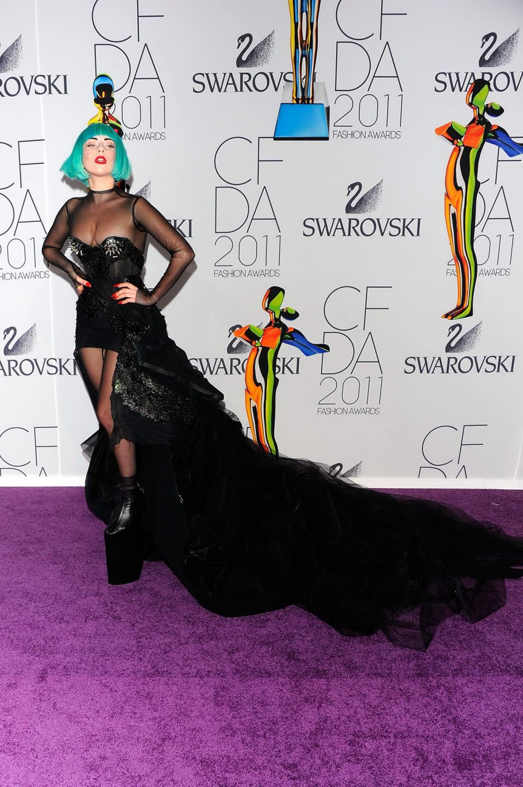 Lady gaga se glisse dans l'entrejambe lors des 2011 cfda fashion awards à nycago.
 #75301083