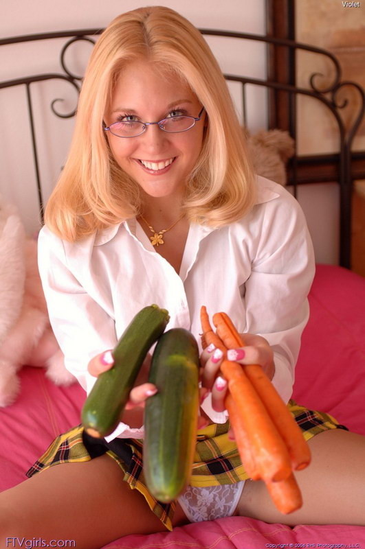 ブロンドのバイオレットは、膣内の野菜の挿入を取る
 #73915273