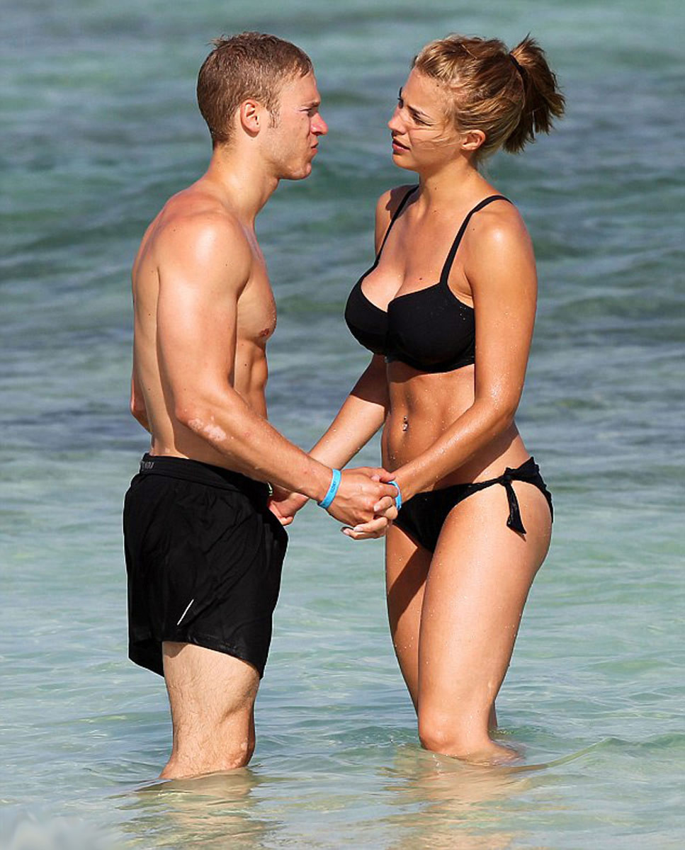 Les seins de Gemma Atkinson sont superbes dans ce bikini sexy et moulant.
 #75250847