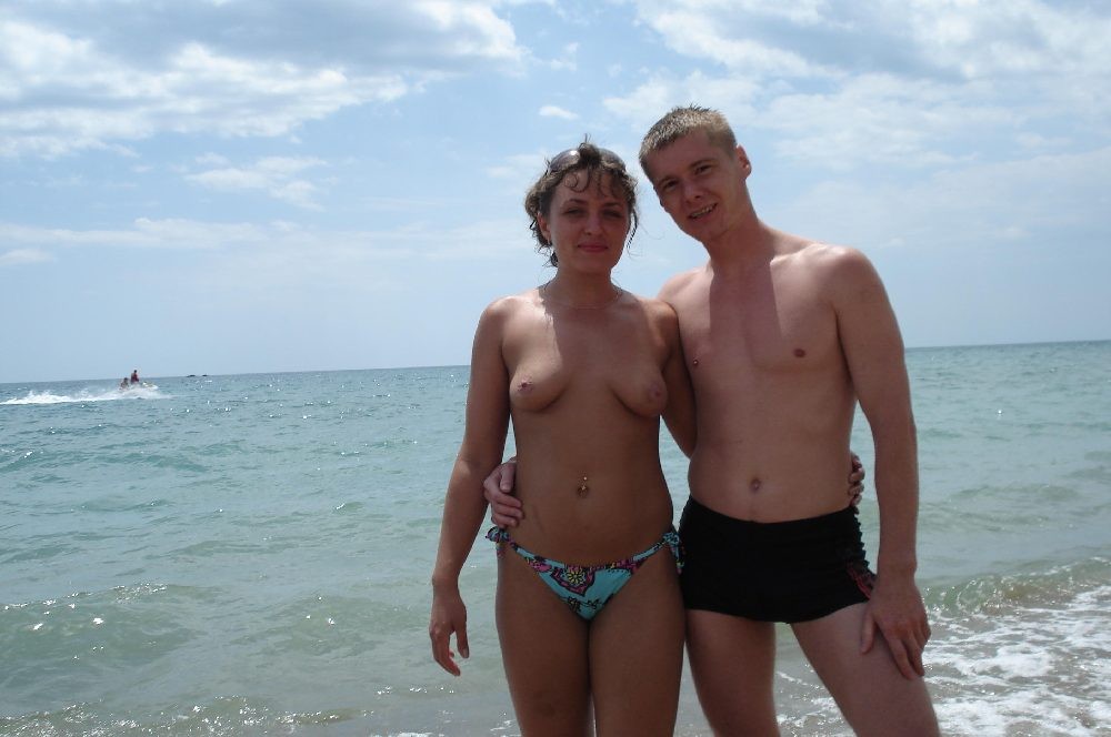 La plage publique est devenue plus chaude avec une jeune nudiste.
 #72256504