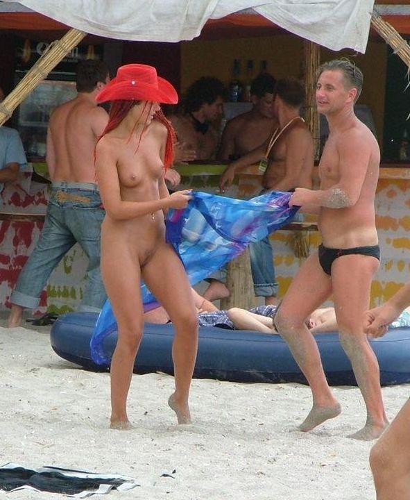 La spiaggia pubblica è appena diventata più calda con un nudista adolescente
 #72256588