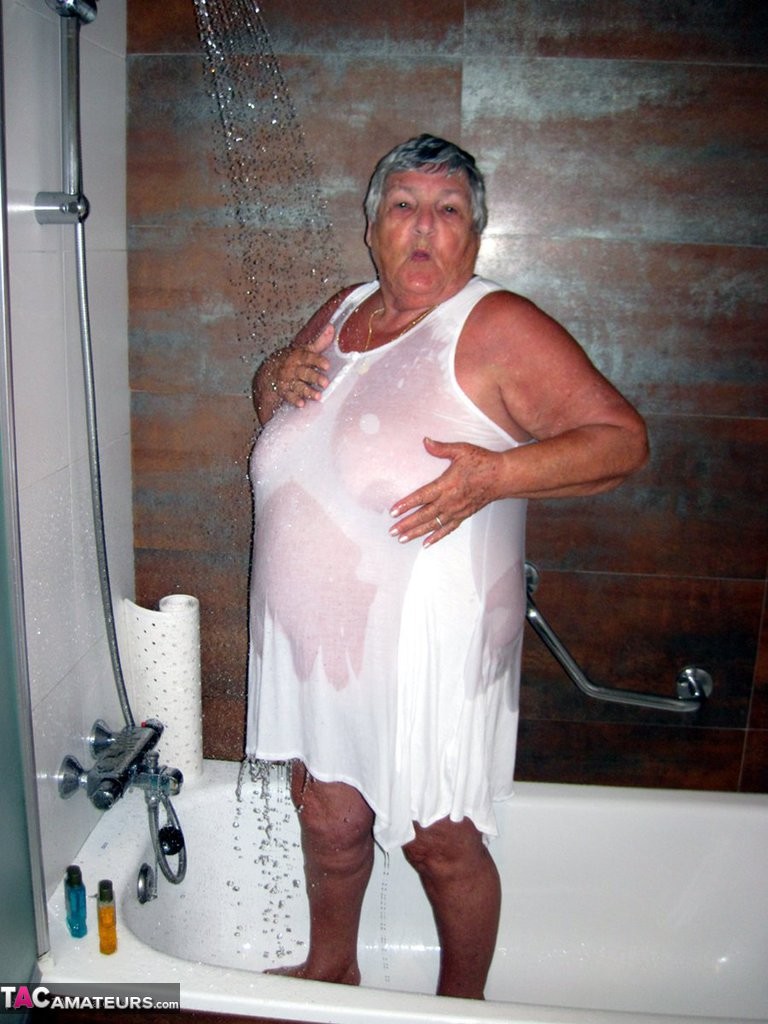 Tempo di doccia di nuovo per nonna Libby
 #67227295