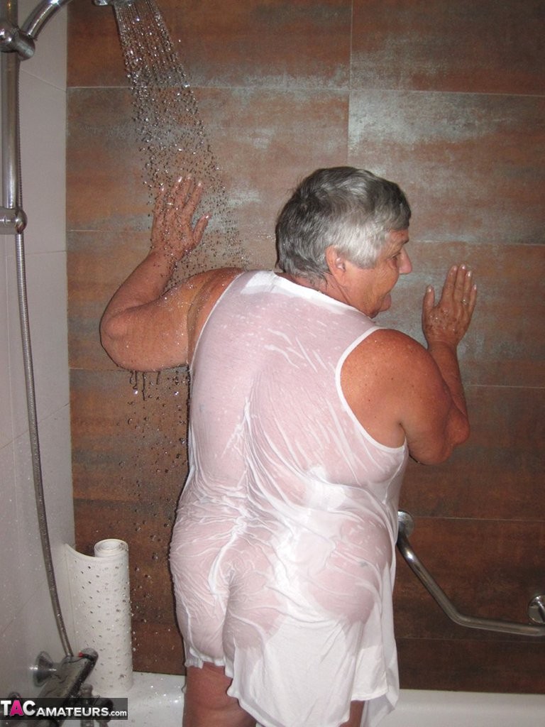 Tiempo de la ducha de nuevo para la abuela libby
 #67227305
