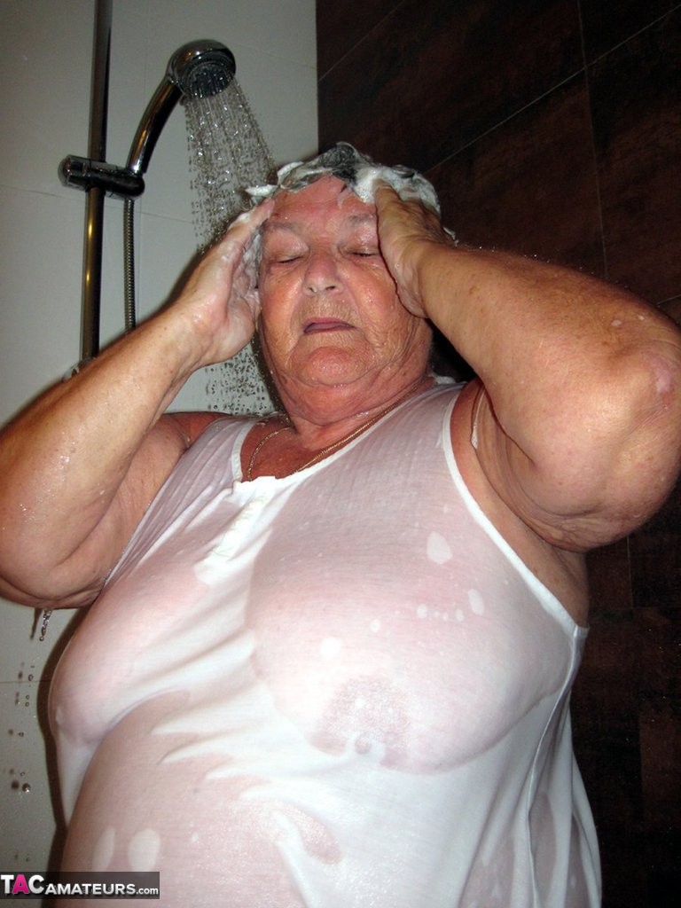 Tiempo de la ducha de nuevo para la abuela libby
 #67227312