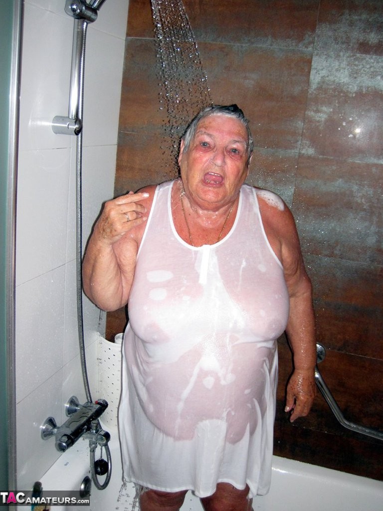 Tiempo de la ducha de nuevo para la abuela libby
 #67227322