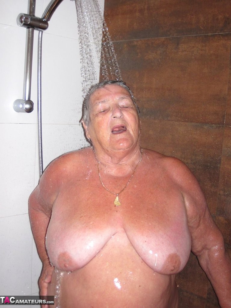 Tiempo de la ducha de nuevo para la abuela libby
 #67227357