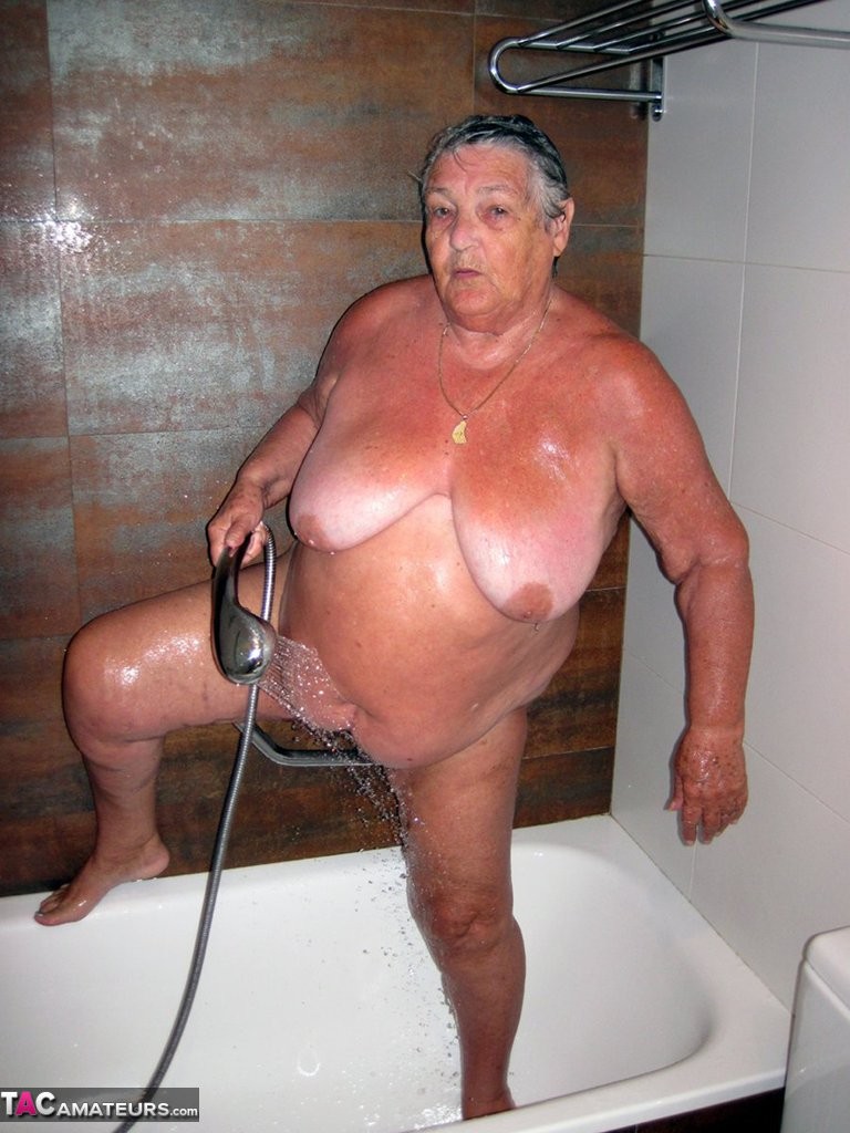 Tempo di doccia di nuovo per nonna Libby
 #67227377