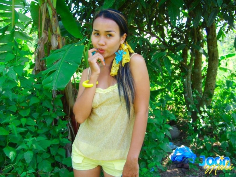 Une jeune Thaïlandaise se fait coquine dans la jungle.
 #69980025