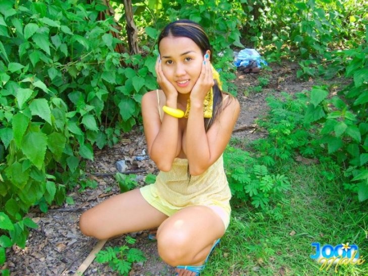 Une jeune Thaïlandaise se fait coquine dans la jungle.
 #69980076