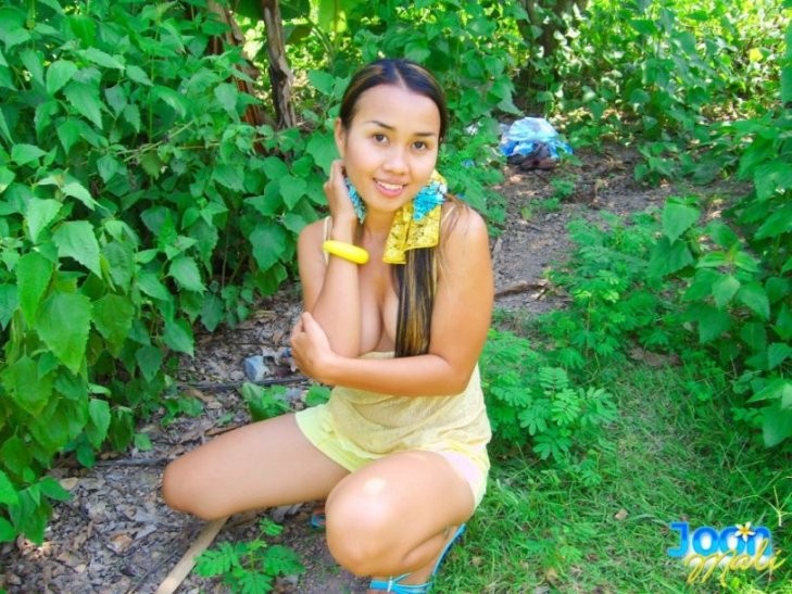 Une jeune Thaïlandaise se fait coquine dans la jungle.
 #69980087