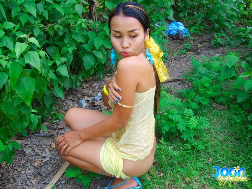 Une jeune Thaïlandaise se fait coquine dans la jungle.
 #69980098