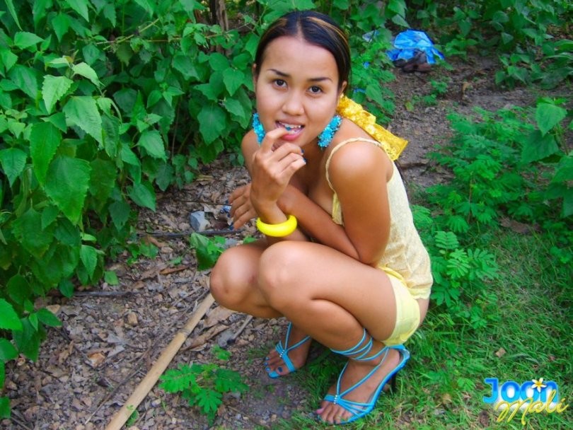 タイ人女性のジャングルでのエッチな行為
 #69980105