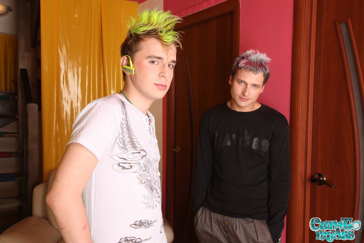 Punk twinks get ready for hardcore sex on the couch #76927381