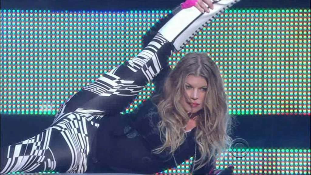 Stacy Ferguson entblößt ihre schönen Titten in einem durchsichtigen Top und Upskirt Paparazzi-Shoot
 #75328181