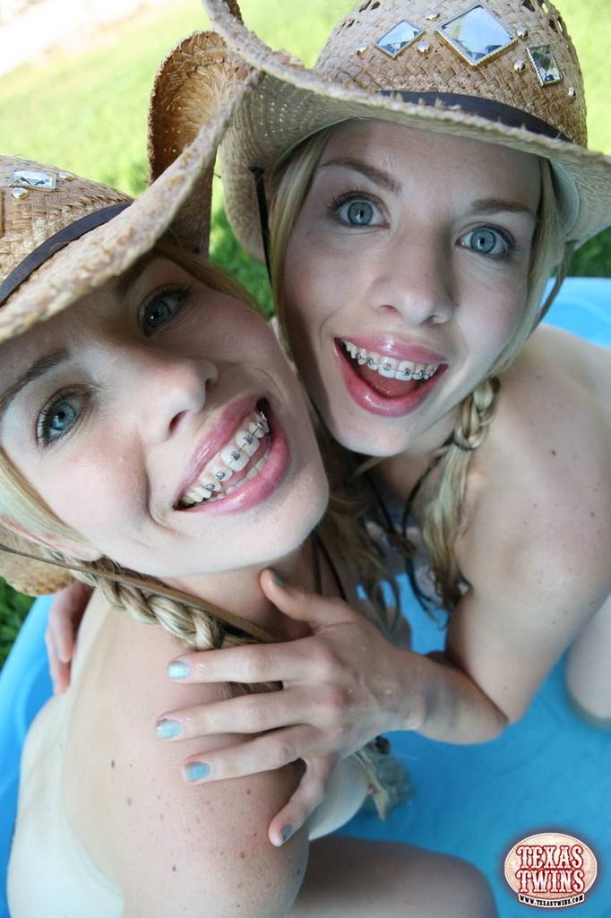 Tiny titted achtzehn Jahre alten Zwillinge spielen im Schwimmbad
 #78657334
