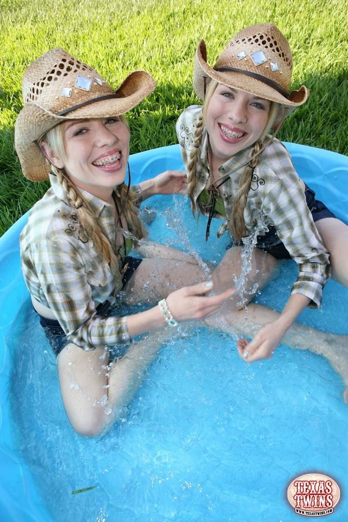 Tiny titted achtzehn Jahre alten Zwillinge spielen im Schwimmbad
 #78657342