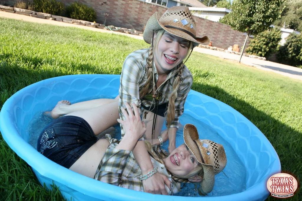 Tiny titted achtzehn Jahre alten Zwillinge spielen im Schwimmbad
 #78657350