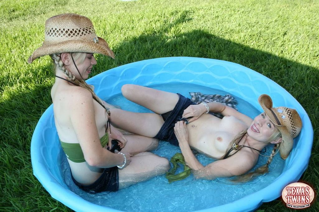 Jumelles de dix-huit ans aux petits seins jouant dans la piscine
 #78657364