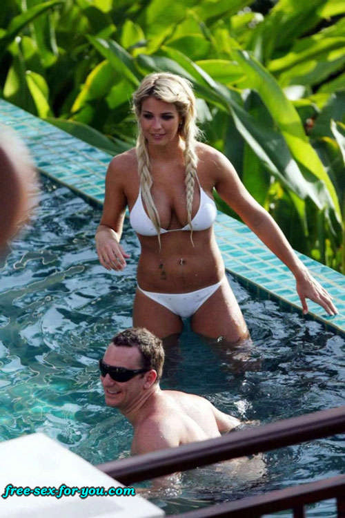 Gemma Atkinson pose en bikini dans la piscine pour les paparazzi.
 #75433329