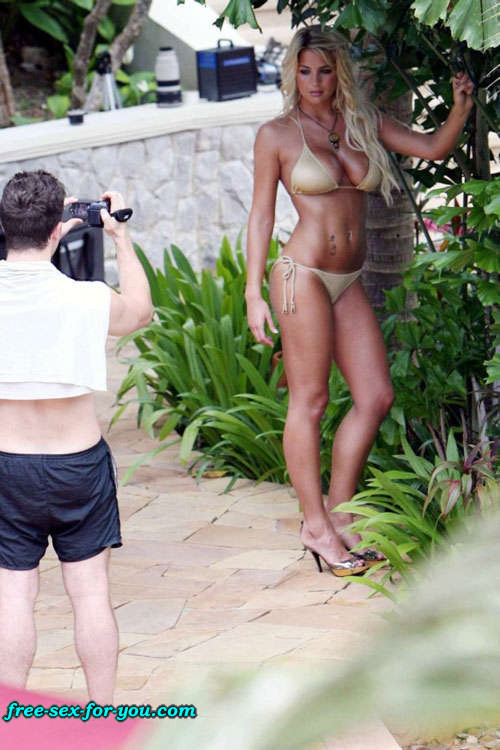 Gemma atkinson sexy bikini in posa in piscina per i paparazzi
 #75433346