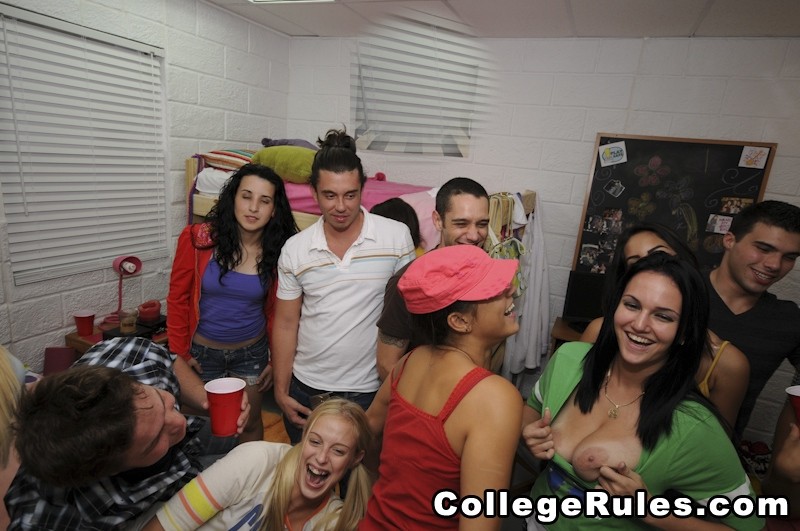 College betrunken Mädchen ist mit einem Mädchen zu Mädchen Sex nach der Party
 #74522024