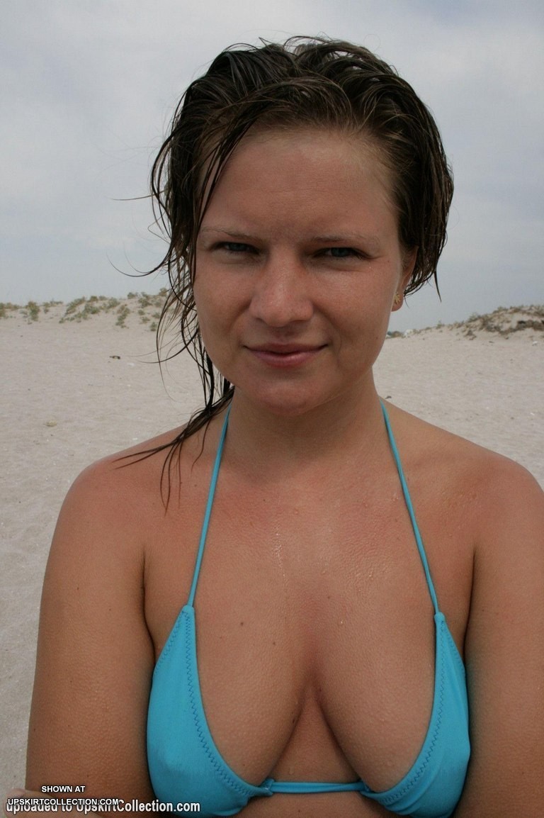 Genießen Sie harte Nippel, die unter den nassen Bikinis der Mädchen hervorlugen
 #73172918