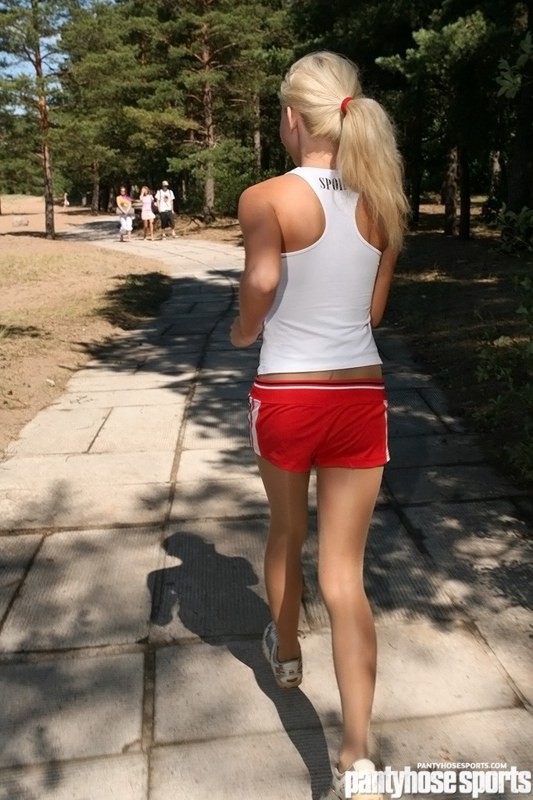 屋外でタイツを履いて体操するスポーツ少女
 #71611475