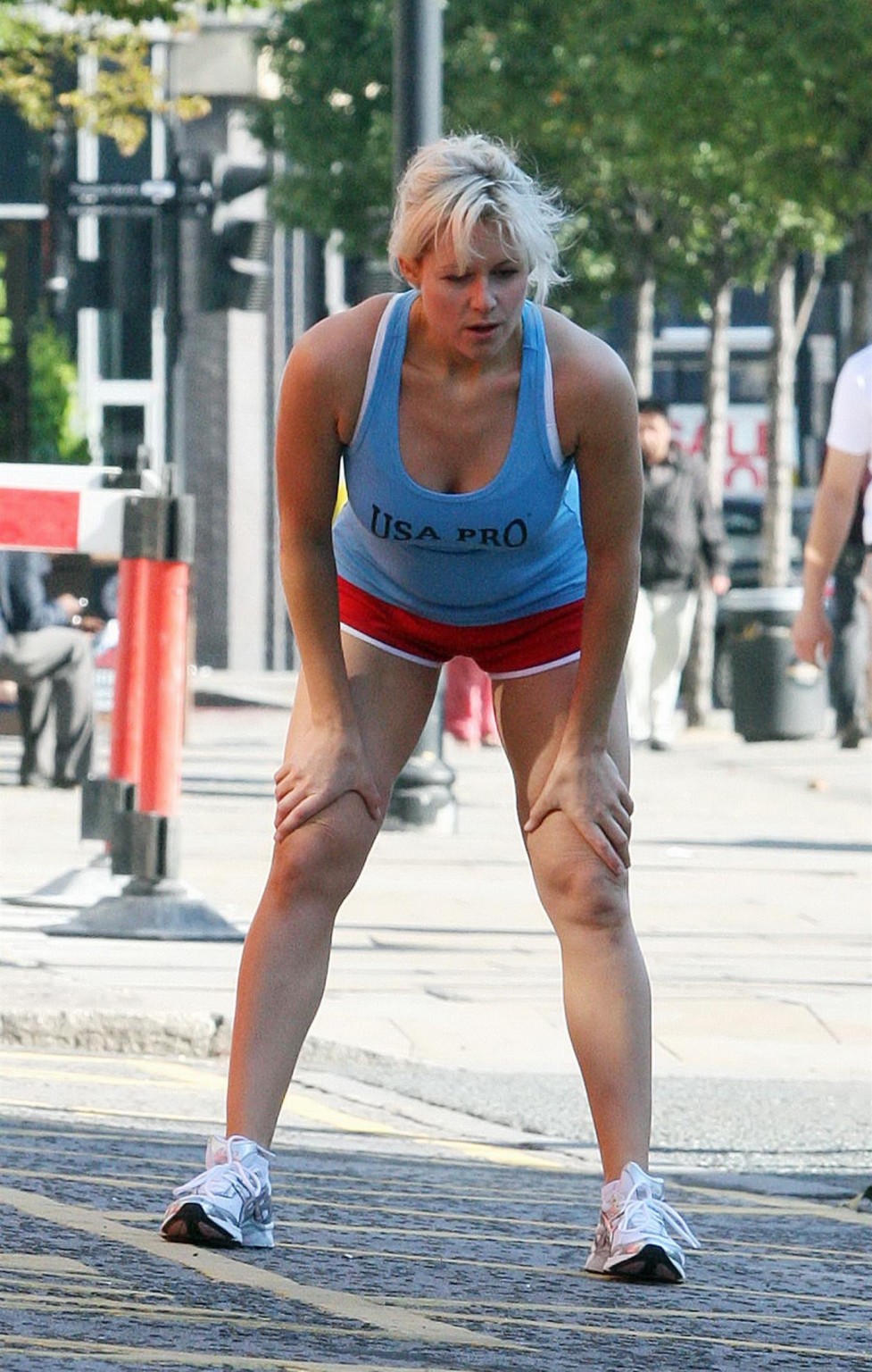 Abi titmuss in shorts tank-top jogging stretching auf den straßen von london
 #75328897