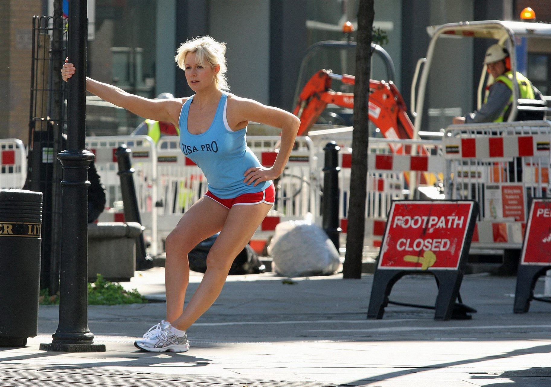 Abi titmuss in shorts tank-top jogging stretching auf den straßen von london
 #75328929
