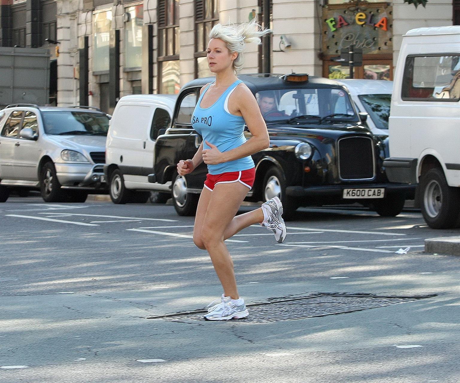 Abi titmuss in shorts tank-top jogging stretching auf den straßen von london
 #75328936
