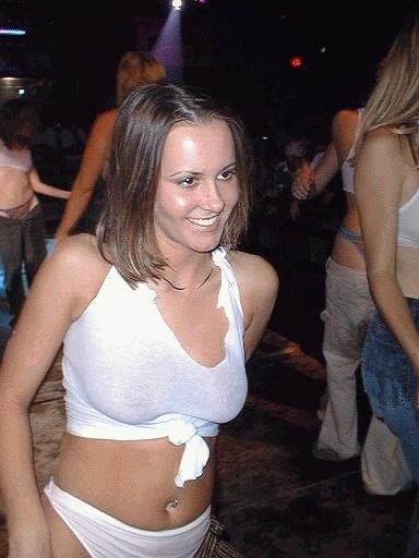 Betrunkene Party-Mädchen blinkt Blasen Hintern und frechen Titten
 #76399206