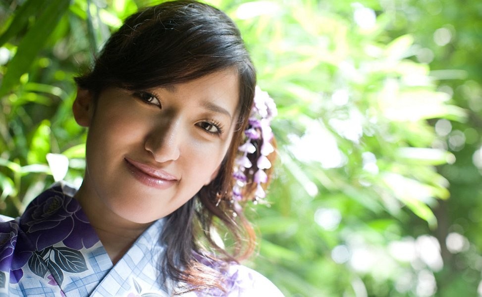 Ruru asiatischen Teenager-Modell in Kimono nimmt es aus
 #68114877