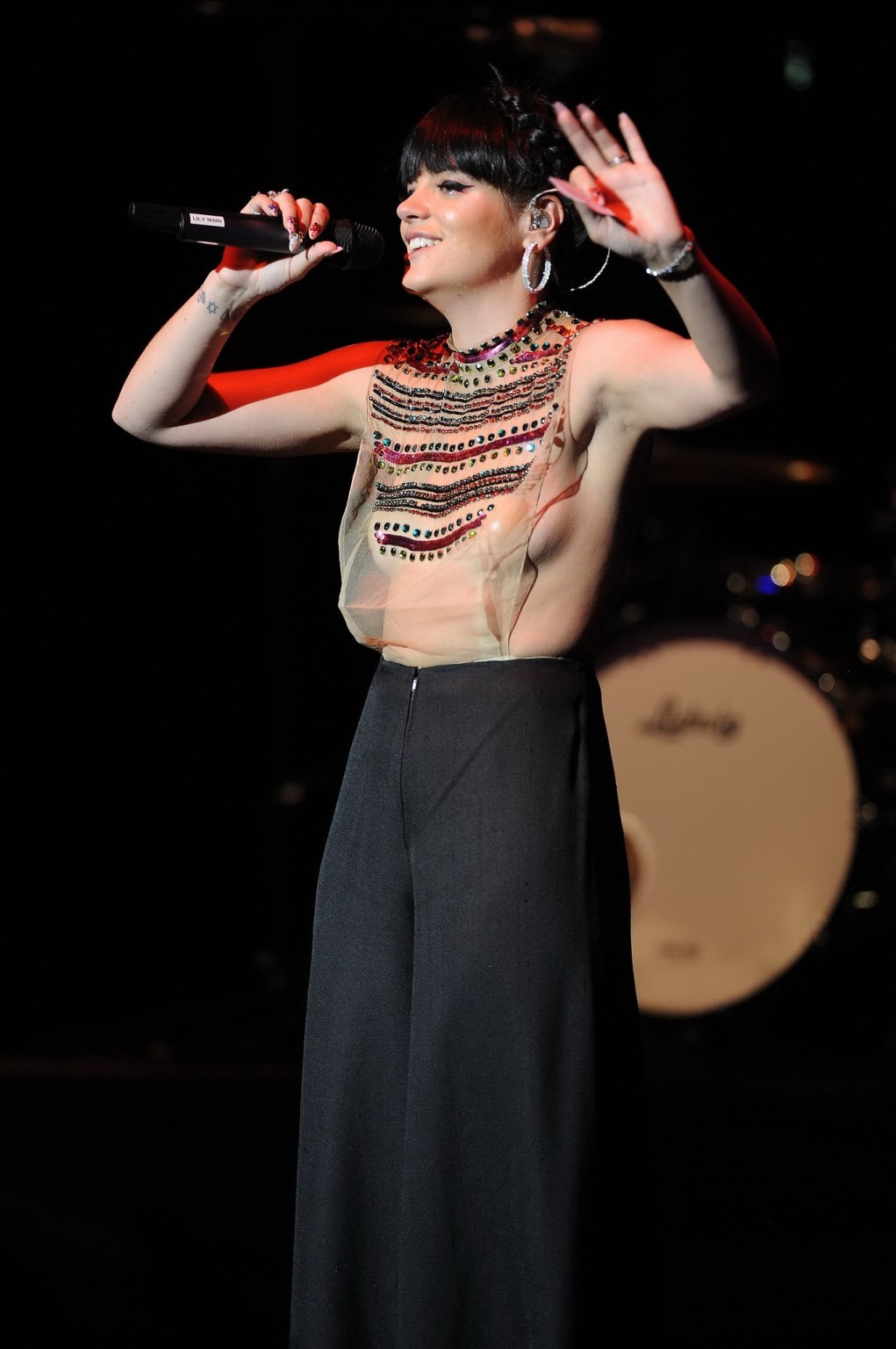 Lily Allen seethru flashing her boobs on the stage