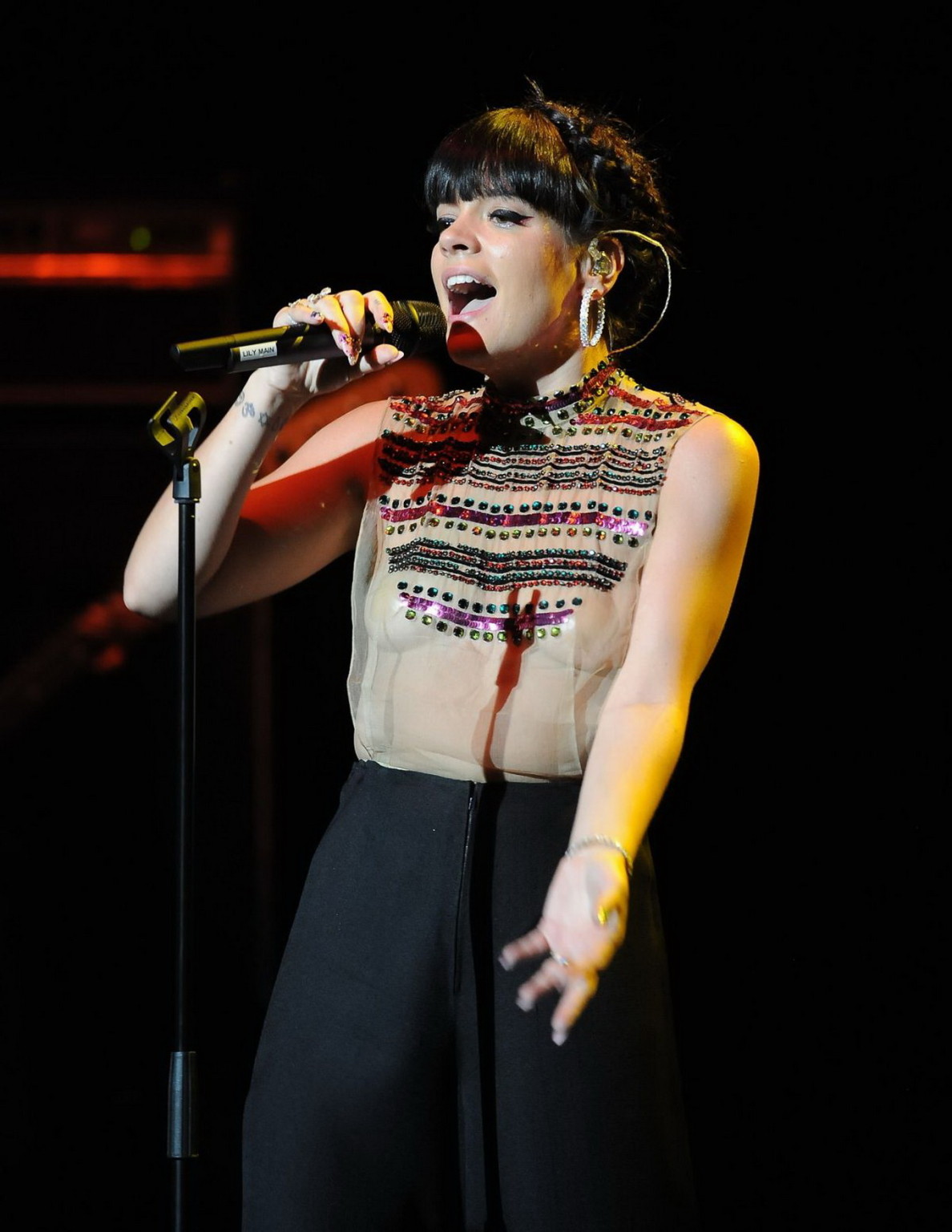 Lily Allen Seethru mostra le sue tette sul palco
 #75200132