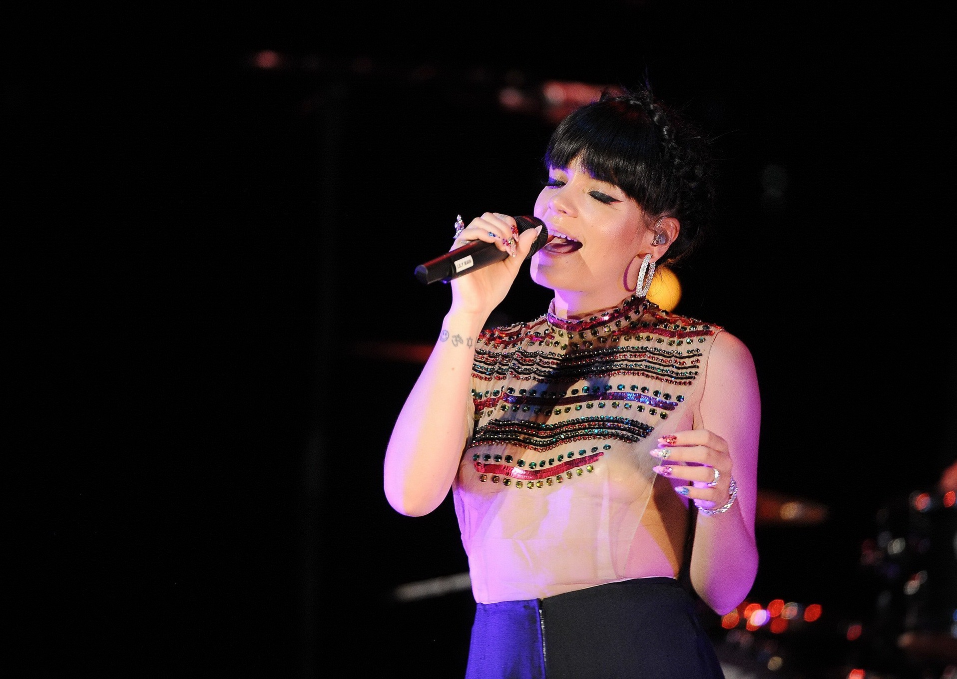 Lily Allen Seethru blinkt ihre Brüste auf der Bühne
 #75200150