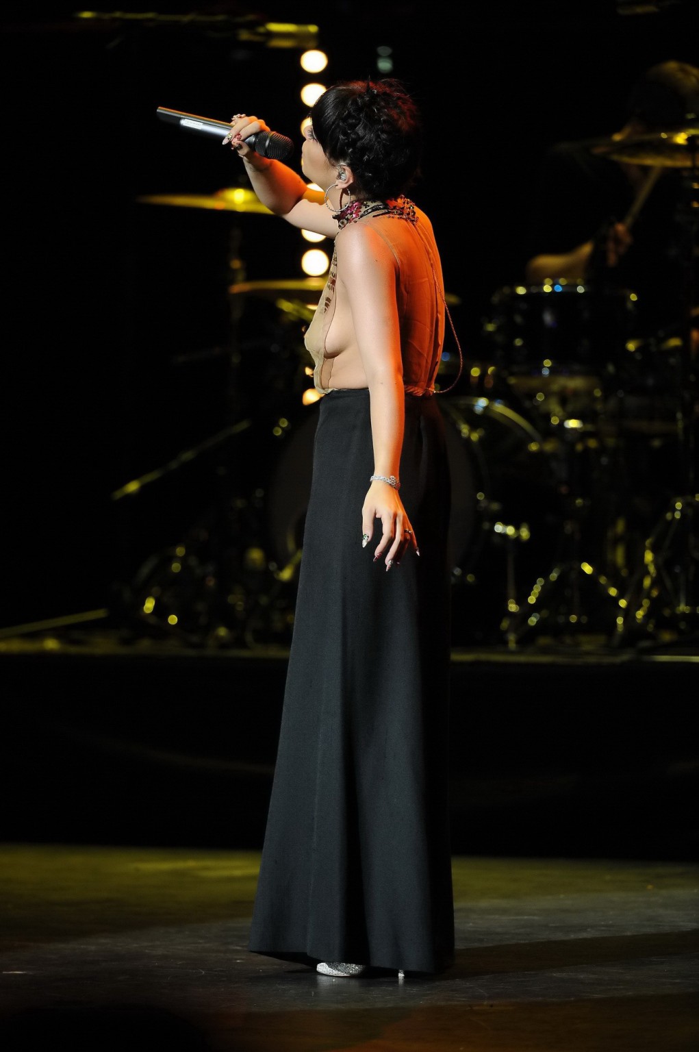 Lily Allen Seethru mostra le sue tette sul palco
 #75200154