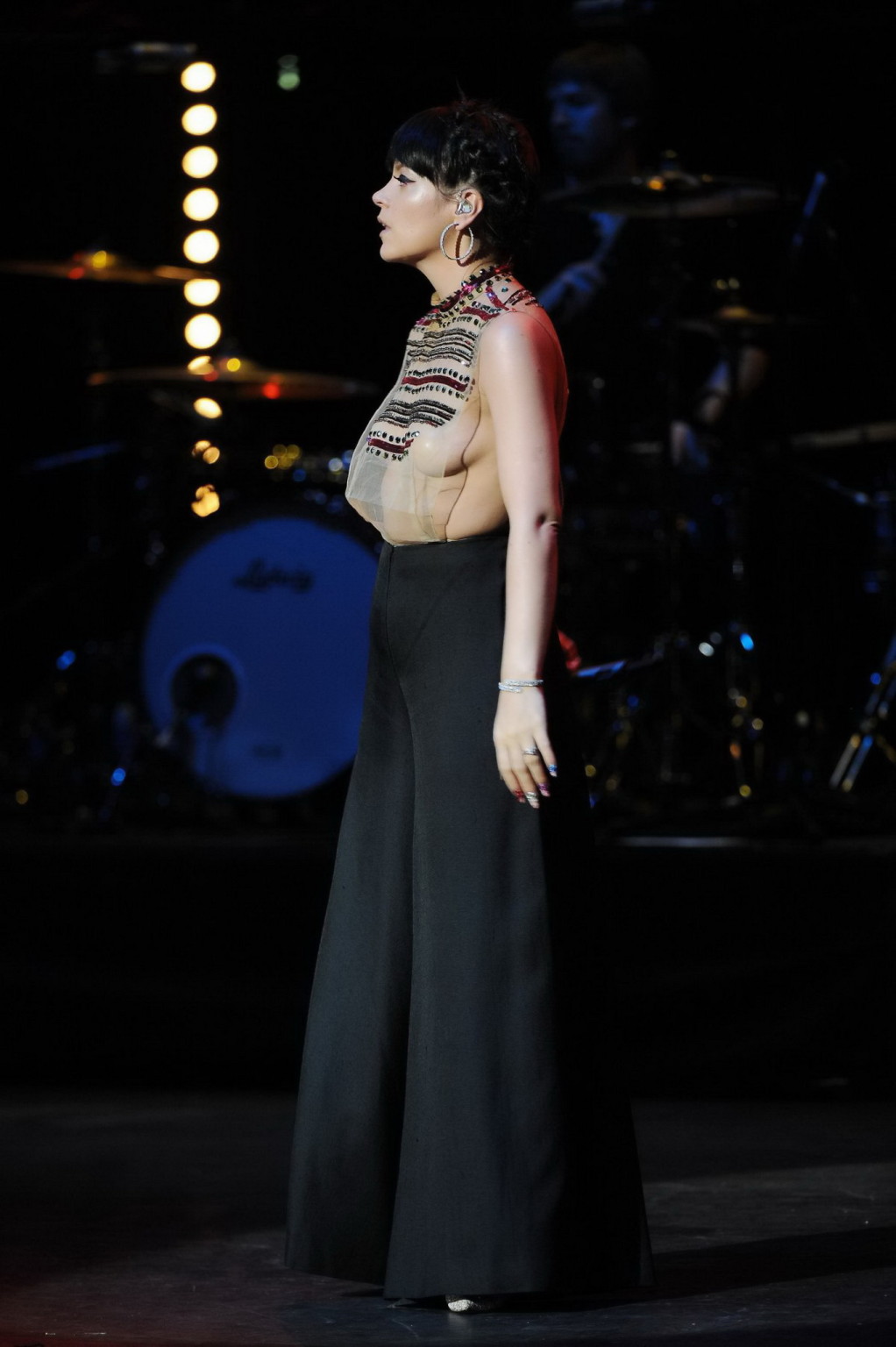 Lily Allen Seethru blinkt ihre Brüste auf der Bühne
 #75200158