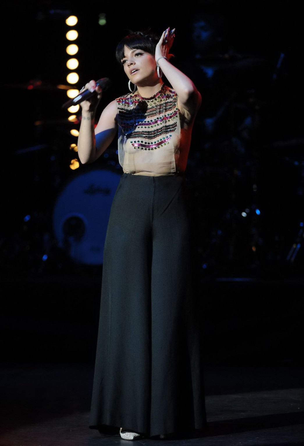 Lily Allen Seethru mostra le sue tette sul palco
 #75200173