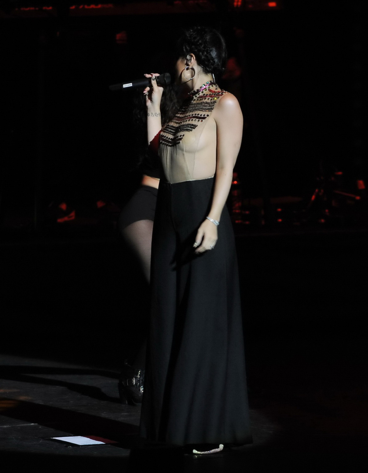 Lily Allen Seethru mostra le sue tette sul palco
 #75200191